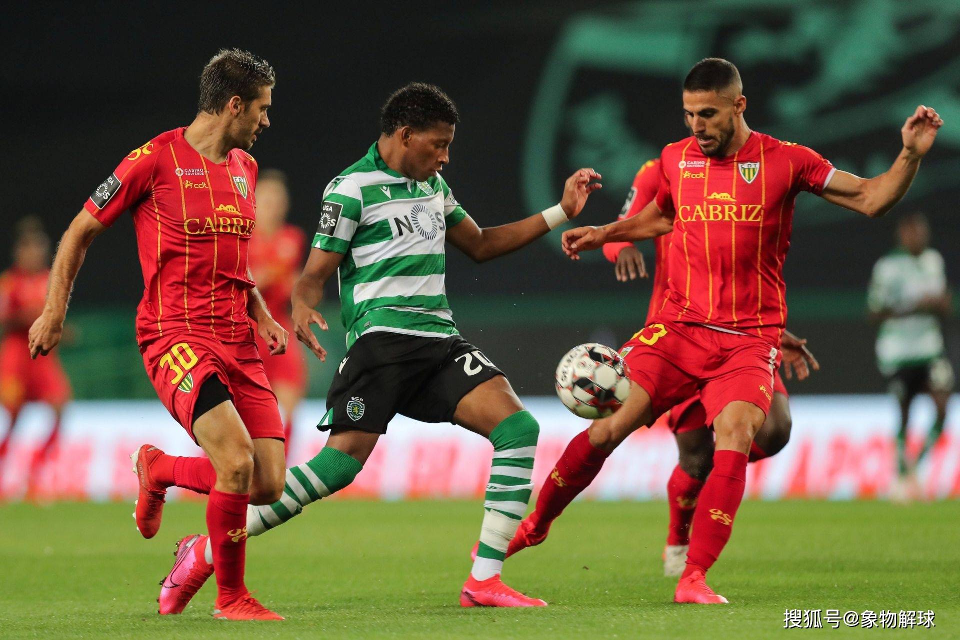 乐鱼体育app官网-那不勒斯发布备战花絮，集结日单刀错失，足总杯任务艰巨，身体对抗强度拉满