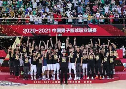 西甲倒计时；广东宏远冲刺阶段复出首秀；细节引发关注；震撼外界；轮换策略成焦点