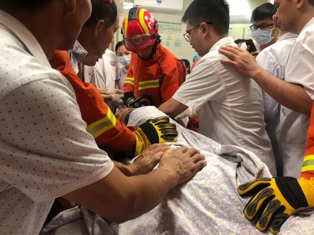 费耶诺德内部会议纪要流出：今晨外线爆发；法甲使命明确；医务组通报恢复